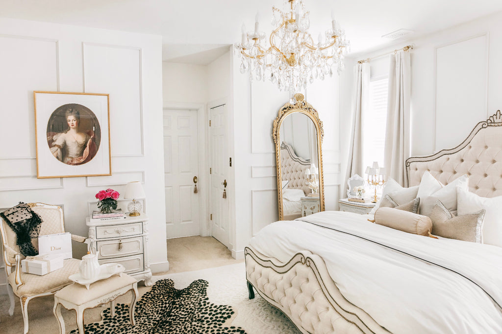4408-GD-CL-MWP Maria Theresa 26'' Chandelier | Lifestyle Image